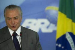 BRA002. BRASILIA (BRASIL), 15/03/2017.- El presidente de Brasil, Michel Temer, habla hoy, miércoles 15 de marzo de 2017, durante una ceremonia en el Palacio Presidencial en Brasilia (Brasil). La clase política brasileña amaneció hoy a la defensiva frente al terremoto que pueden suponer 320 pedidos de nuevas investigaciones formulados por la Fiscalía sobre la base de las declaraciones de Odebrecht sobre la corrupción en Petrobras. EFE/Joédson Alves