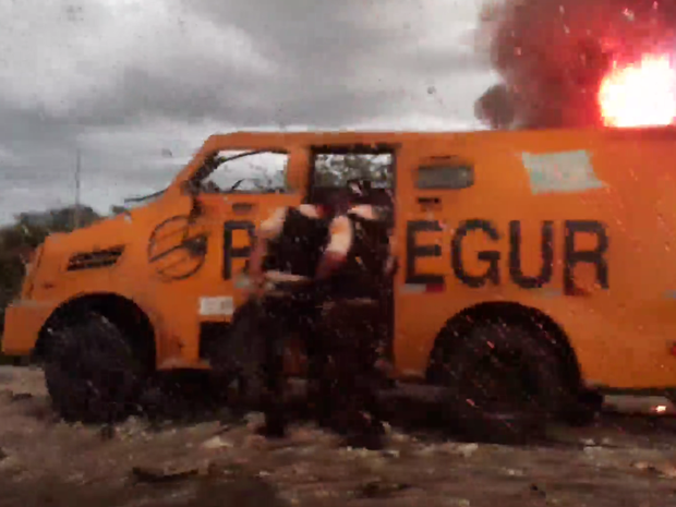 * Bandidos explodem carro-forte na BR-304 no RN.