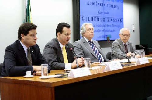 * Ministro nega privatização dos Correios, mas diz que governo não transferirá recursos.