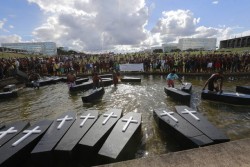 _61U0469.JPG BRASILIA DF BSB 25/04/2017 POLITICA PROTESTO INDIGENAS - Protesto de indigenas em frente ao Congresso Nacional acaba com em confronto entre indios e a policia que reprimiu a manifestacao com bombas de gas lacrimogeneo apos eles tentarem invadir o predio do Congresso. FOTO DIDA SAMPAIO / ESTADÃO