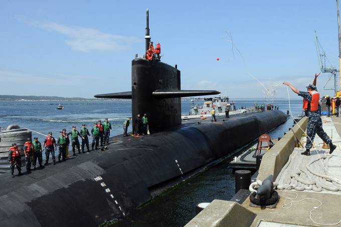 * Trump manda submarino nuclear à península coreana.