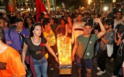 ***EMBARGADA PARA USO EM INTERNET*** RIO DE JANEIRO, RJ, 18.05.2017: TEMER-PROTESTOS - Manifestantes da Frente Povo Sem Medo já se concentram em frente à igreja da Candelária, na avenida Presidente Vargas, no centro do Rio. Eles ocupam toda a praça em frente à igreja. Há bandeiras da CUT, PC do B, PCB e CTB. Em cartazes e camisetas, pedem "Diretas já". (Foto: Marco Antonio Teixeira/UOL/Folhapress)