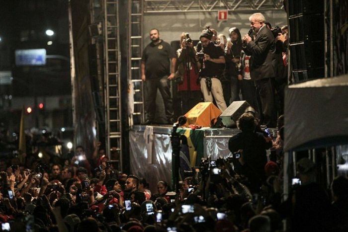 * Após quase 5h de depoimento, Lula discursa para apoiadores em Curitiba.