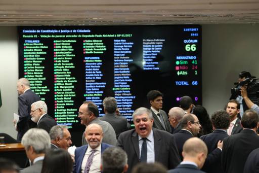 ADAD541   BSB - 13/07/2017 -  CCJ CAMARA  / DENUNCIA TEMER -  POLITICA -  Parlamentares da base do governo comemoram a aprovação do relatório alternativo do deputado Paulo Abi Ackel que rejeita a denuncia contra  o presidete Michel Temer, na CCJ na Câmara dos Deputados , em Brasilia.  FOTO: ANDRE DUSEK/ESTADAO