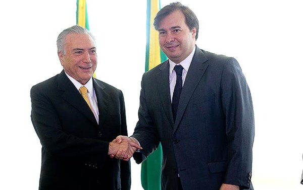 * Rodrigo Maia assume presidência da República.