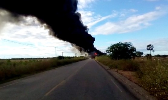 * Carreta tomba, explode e motorista morre queimado em Ipanguaçu.