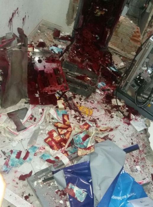 * Bandidos explodem caixa de banco em Jaçanã.
