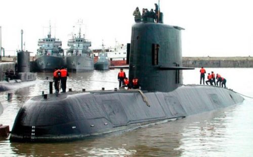 * Submarino argentino com 44 tripulantes está desaparecido no mar.