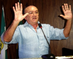 papa-com-as-maos-levantadas.bmp