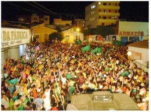 Passeata de Roberto Germano termina na Praça da Folia com Trio de Capilé