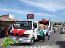 Rádios Rural AM e 95 FM distribuem presentes a crianças carentes