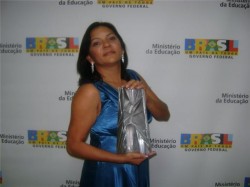 Professora de Acarí premiada entre as 10 melhores do pais