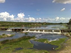 Barragem amanheceu sangrando neste domingo (15) em Caicó