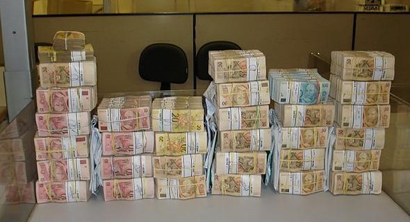 dinheiro-muito-montanha