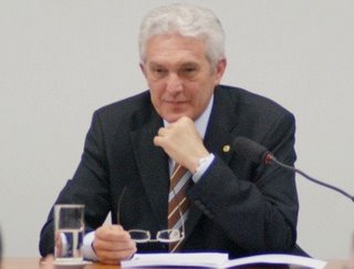 joao-maia-de-oculos