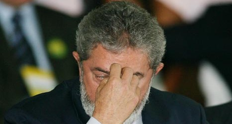 lula-cocando-os-olhos