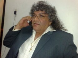 "Pituleira" adere ao uso do paletó. Um milagre...