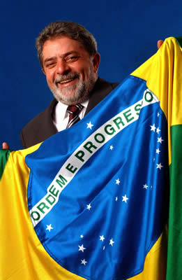 lula com a bandeira do brasil nova