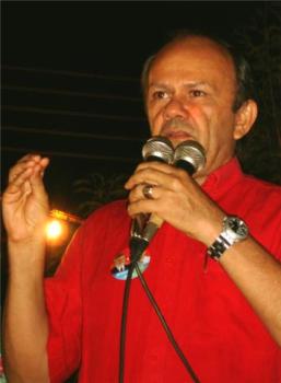 salomao-gurgel-de-camisa-vermelha