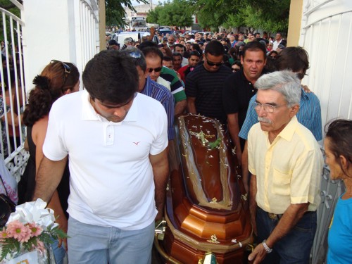 enterro veras 2 População presta últimas homenagens a Antonio Veras