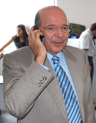 ibere no telefone Biópsia confirma: tumor de Iberê é maligno