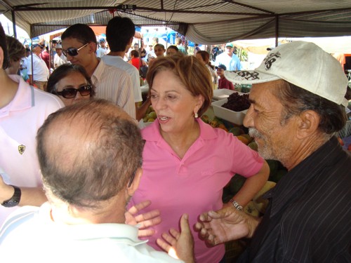 rosalba feira 3 Senadora Rosalba percorre feira livre e se reúne com lideranças em Caicó
