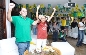 ibere vibrando Iberê assiste ao jogo do Brasil, mas não se abre sobre vice