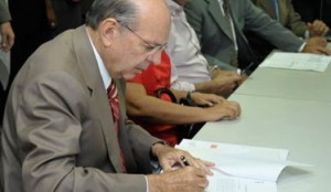 ibere-decreto-300x174 Governador Iberê assina Decreto de transição governamental