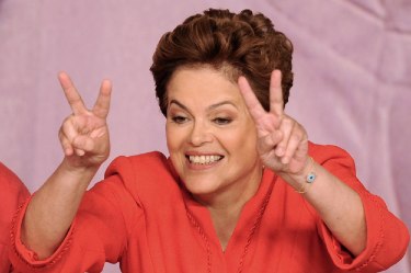 dilma com dedos