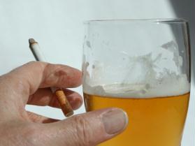 cigarro bebida Projeto proÃbe publicidade de fumo e álcool no rádio e na TV