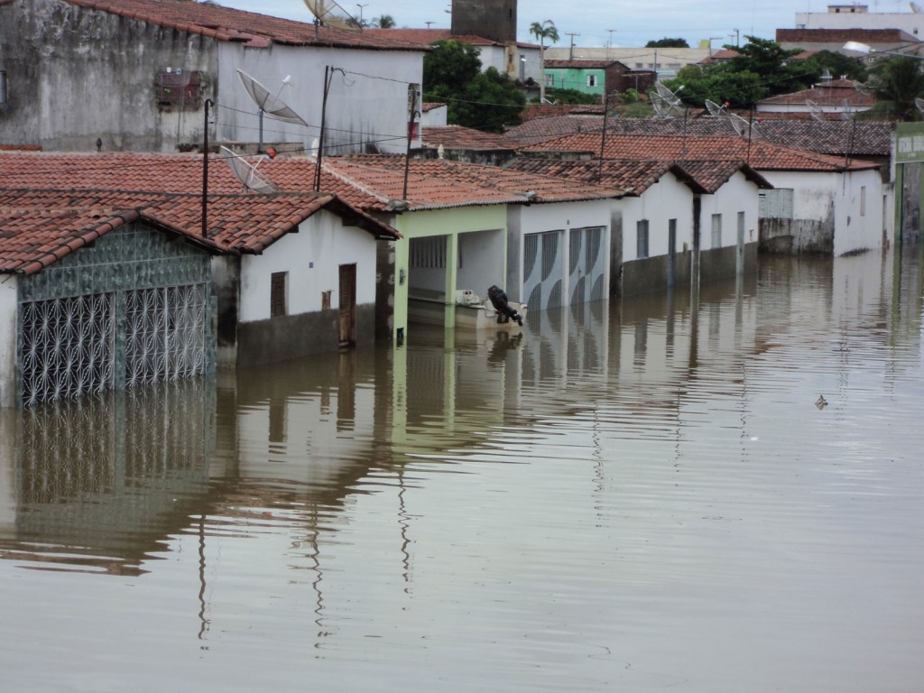 jucurutu seis Bombeiros atuam em áreas alagadas do municÃpio de Jucurutu