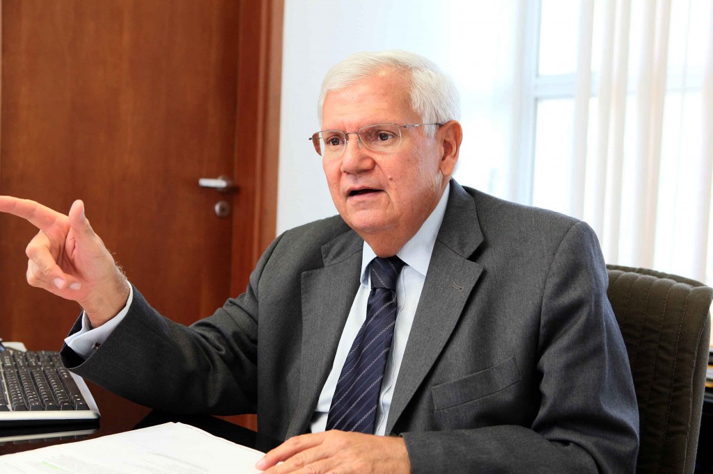 Paulo de Tarso apontando