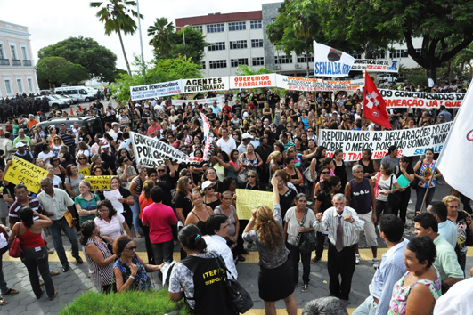 protestos ontem 14 Protestos causaram transtornos a governadora Rosalba