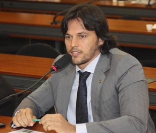 FÃ¡bio Faria sugere criaÃ§Ã£o de programa para combate Ã  violÃªncia nas escolas