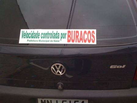 Buracos: Adesivo que circula nos carros em Natal