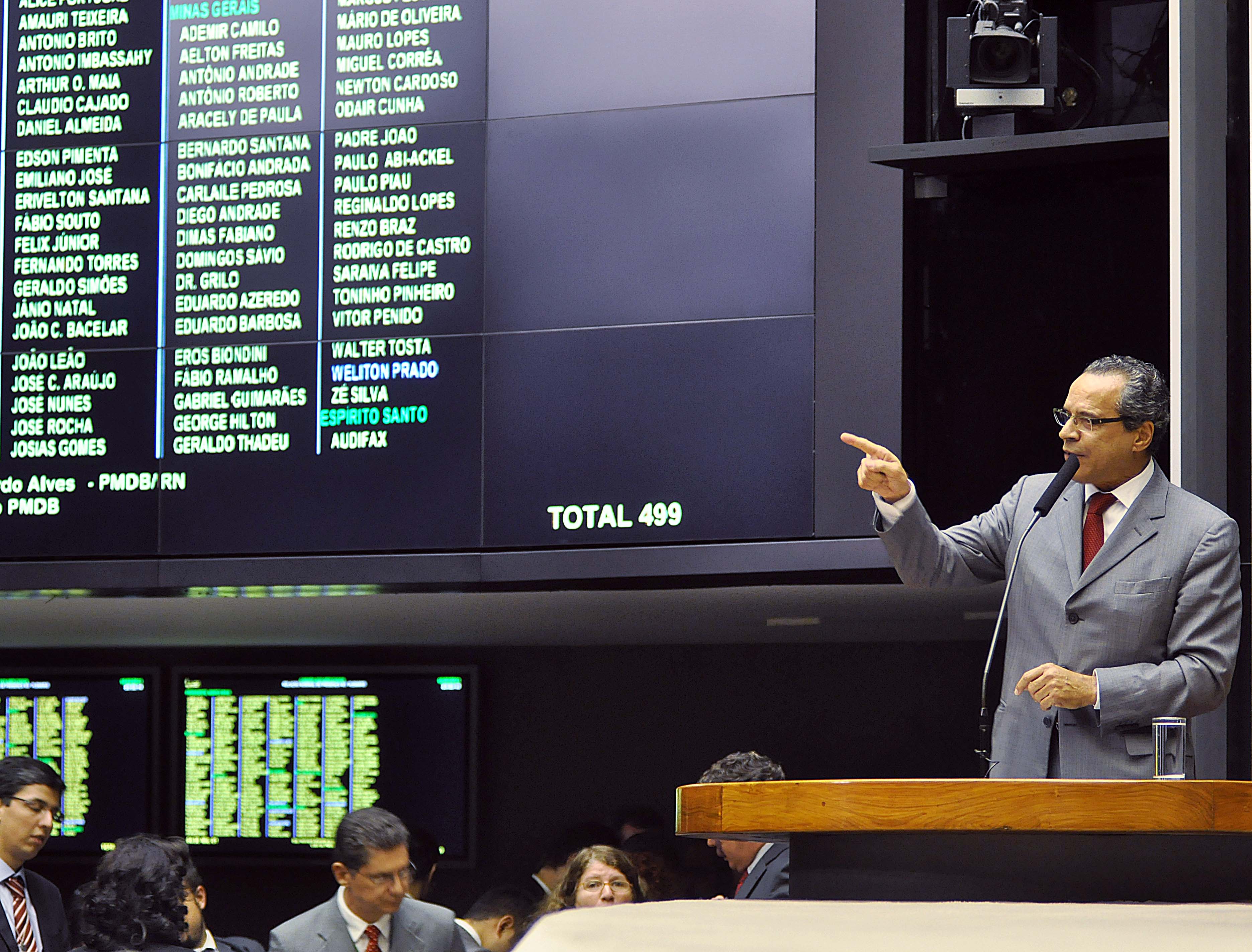 henrique apontando painel
