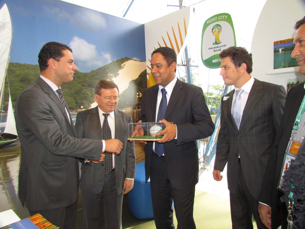 Ministro e comitiva da Fifa visitam estande de Natal