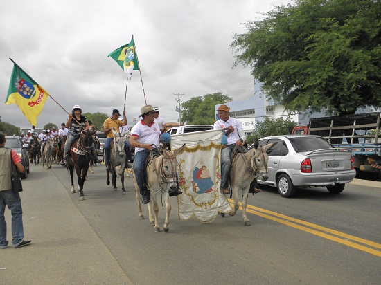 OLYMPUS DIGITAL CAMERA Bispo de Caicó comanda mais de 500 pessoas na Cavalgada de SantâAana