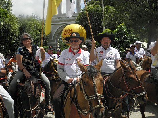 OLYMPUS DIGITAL CAMERA Bispo de Caicó comanda mais de 500 pessoas na Cavalgada de SantâAana