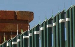 muro-seringas Médica cerca muro de casa com seringas contaminadas com HIV