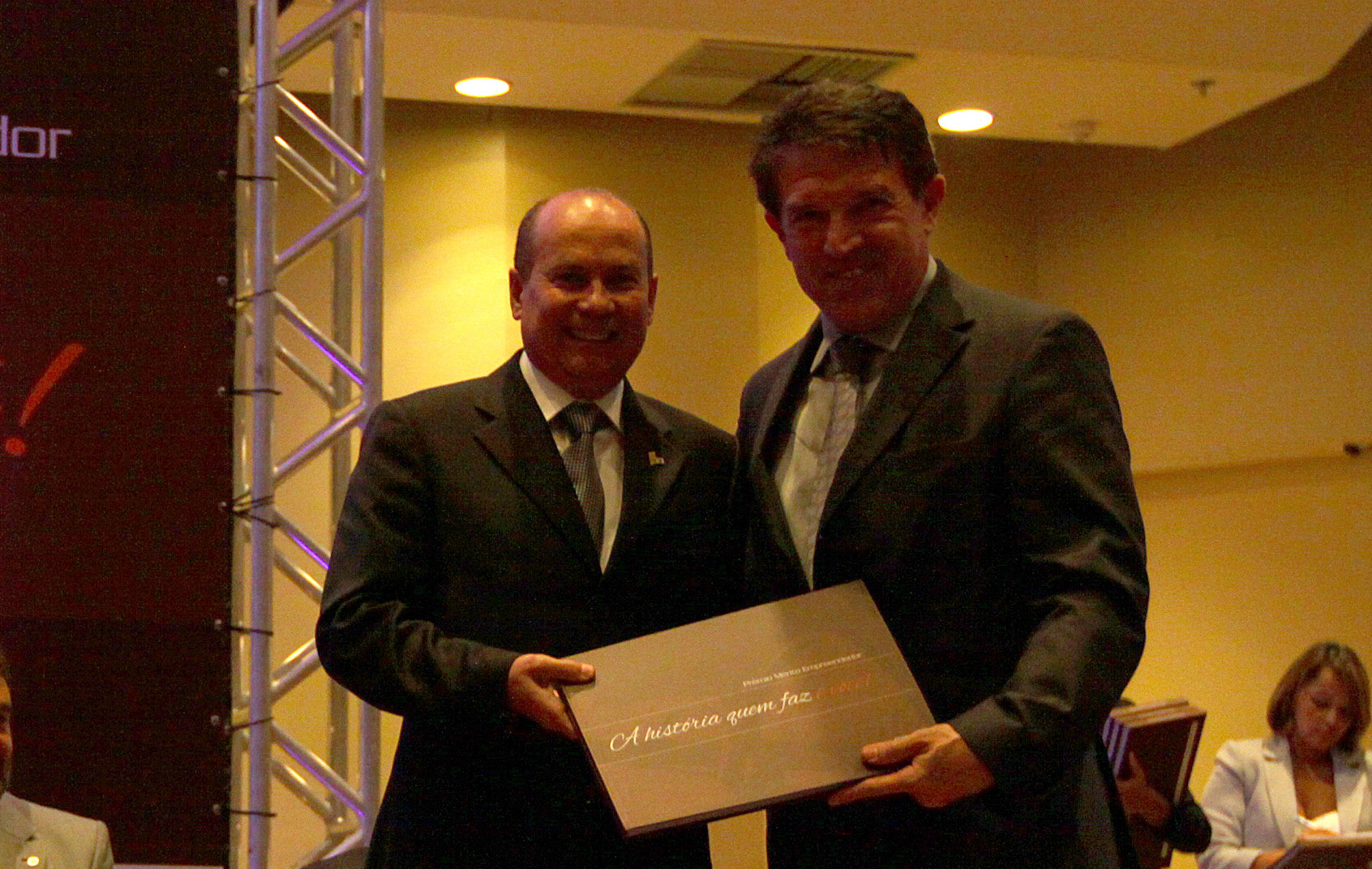 Deputado Agaciel Maia Ã© homenageado no PrÃªmio MÃ©rito Empreendedor 2011