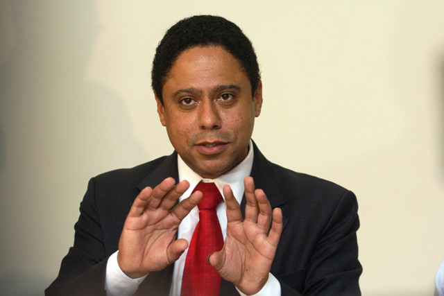 Ministro dos esportes hipnotiza Dilma