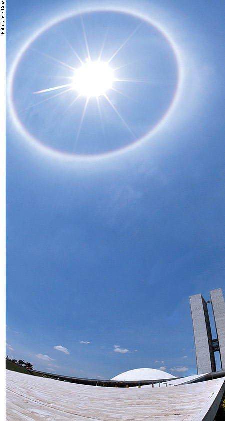 Moradores de BrasÃ­lia e regiÃ£o foram surpreendidos com um halo solar