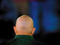 chavez-careca-de costas Não tem polÃtico ladrão de galinha