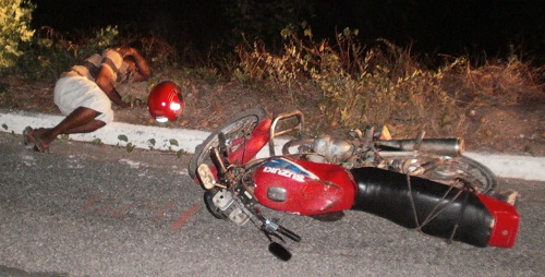homem acari Motociclista bêbado adormece às margens da rodovia em Acari