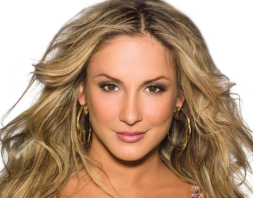 Cláudia Leite não é somente cantora. Ela tem cerébro... rsrsrsrs....