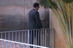 93142 Operação Judas: advogado de Carla e George chega à residência do casal