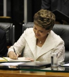 dilma caneta De caneta na mão, Dilma sobe nos palanques este mês