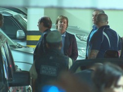 Paul McCartney acena para os fÃ£s na chegada ao Recife