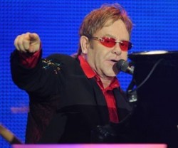 Elton John Ã© hospitalizado com grave infecÃ§Ã£o